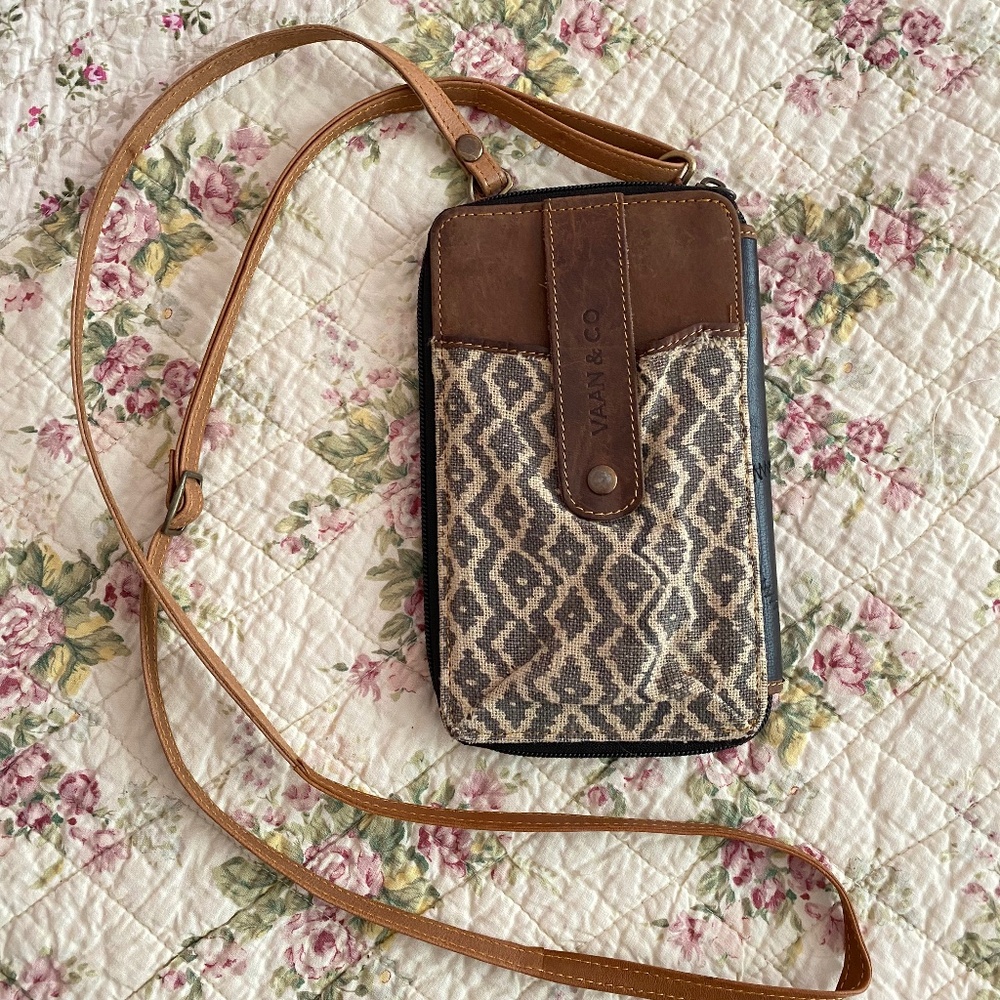 Vaan & Co Crossbody Wallet Bag